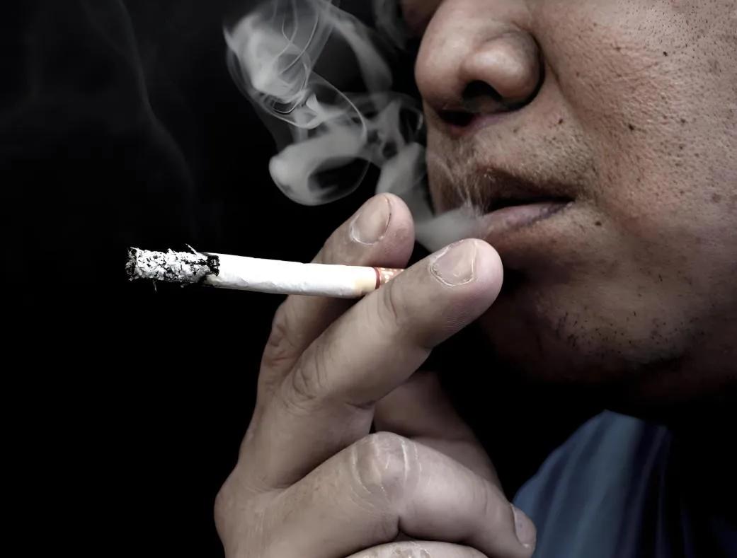 河南10岁孩童不停咳嗽，检查后发现孩子患有肺癌，谁知父亲的这个习惯害了孩子。父
