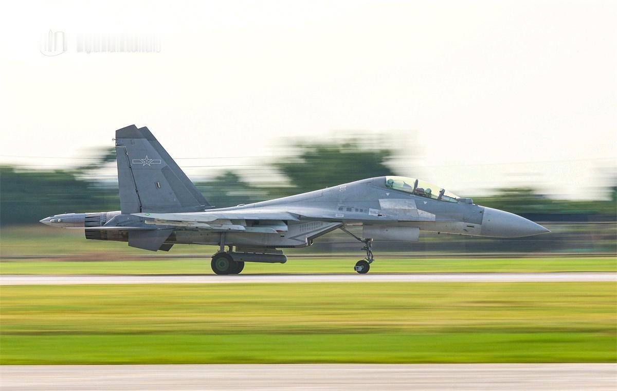 东空某旅歼-16，熟悉图1：挂载鹰隼-Ⅱ、鹰隼-Ⅲ吊舱图2：翼尖都挂载