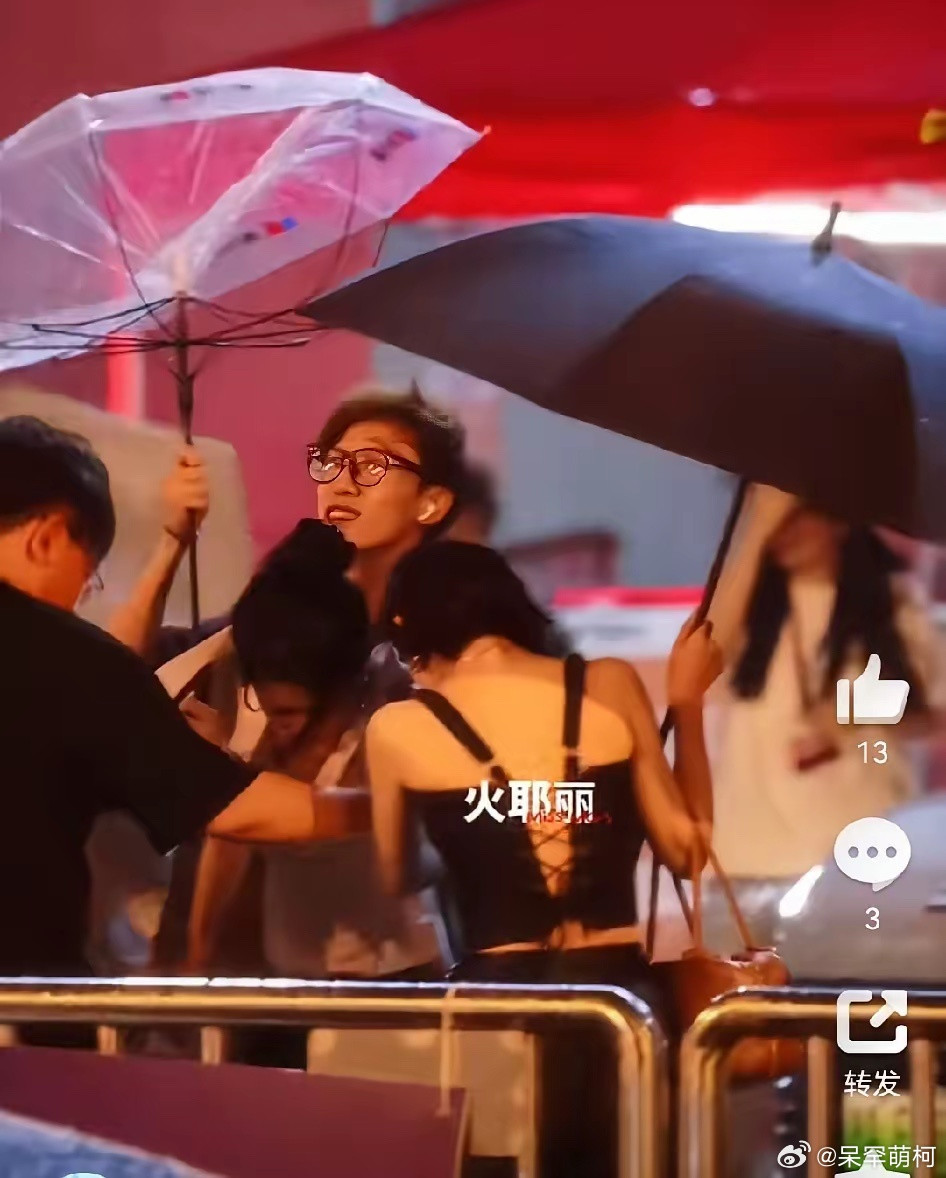 孙怡回应摔倒了6月8号孙怡和唐艺昕一起出门见粉丝，那天风超大还下着雨，她撑着伞想