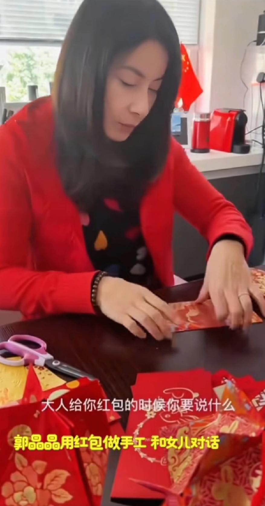 看郭晶晶教女儿说拜年话，小姑娘把吉祥话说得溜溜的，这教育也太用心了，难怪孩