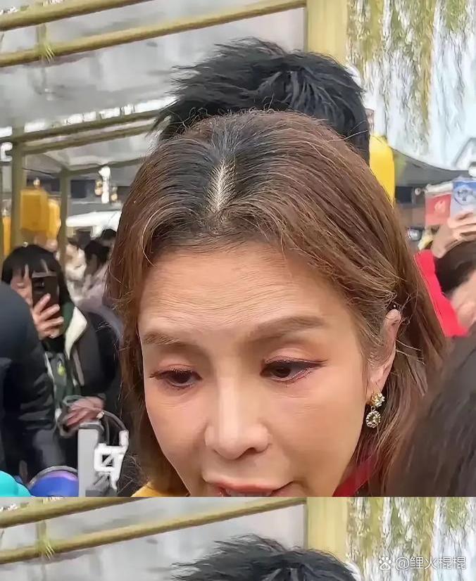 在北京西单偶遇央视主持人朱迅，竟然发现平日里风光无限的她，生活中也有皱纹和不少白