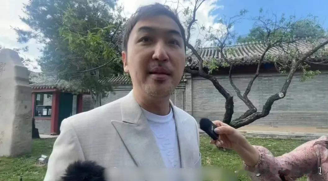 也难怪汪小菲的二婚婚礼没有上热搜呢！没一个名人大咖参加，还邀请了被台媒认证过