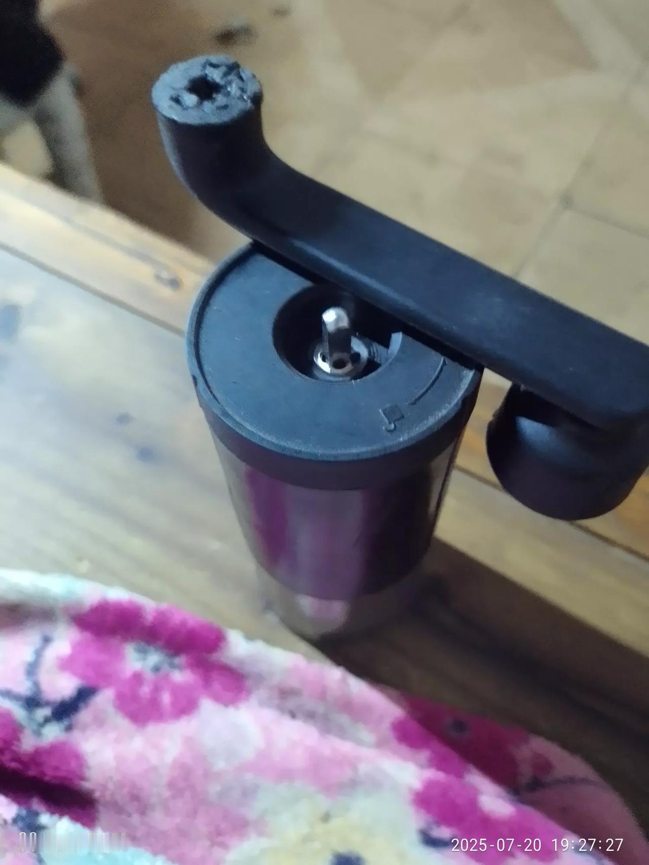 前段时间买的一个手动磨咖啡的，没有磨多少咖啡豆，这个手柄是全塑料的，这个卡在上面
