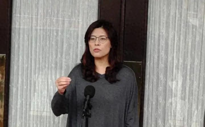 郑丽文主动拥抱“卢妈之子”大和解！郑点名这3人：明年赢回台南一场出乎意料的拥