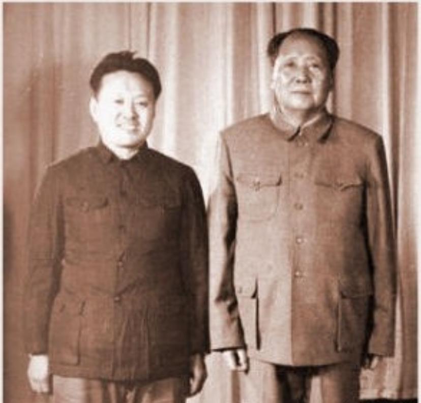 1960年毛主席吃到一张葱油饼时，大喊：“这饼有问题。”随后叫来厨师严肃道：“在