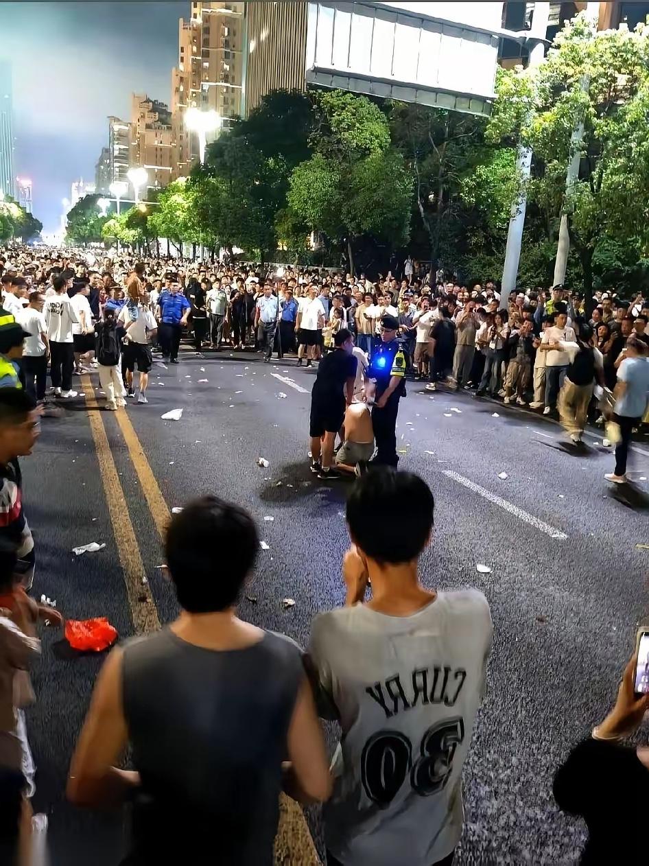 南昌寻崽大哥这波“社死”，笑完真的有点心疼！满世界喊“我崽呢”，愣是被游客听