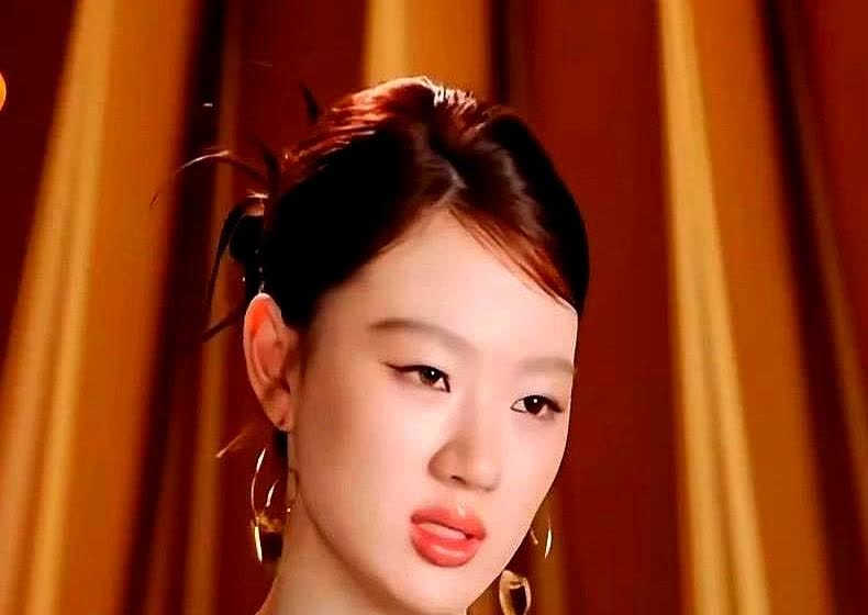 我表妹亲眼见过单依纯，回来跟我说了个大实话！说单依纯现实里唱歌，和电视上