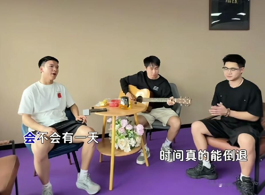 向鹏真是深藏不露，唱歌竟然这么好听，唱歌的向鹏是真帅。国乒果然是卧虎藏龙