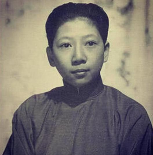 1946年，南京街头，一个穿旗袍的女人被人摸了屁股。换作别人，可能骂两句就算了。