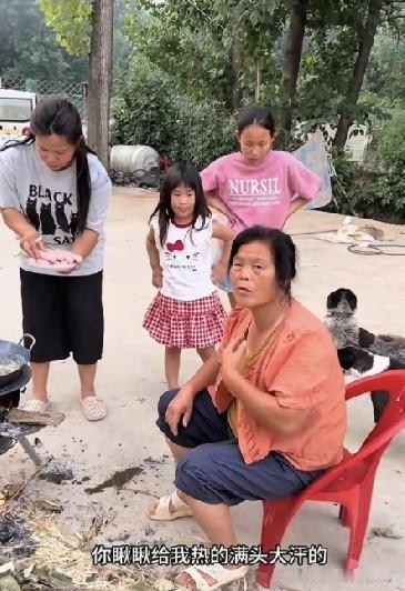 小故事！这老壳子打牌回来，走到李佳这里，看李佳在炸香肠立马就不走