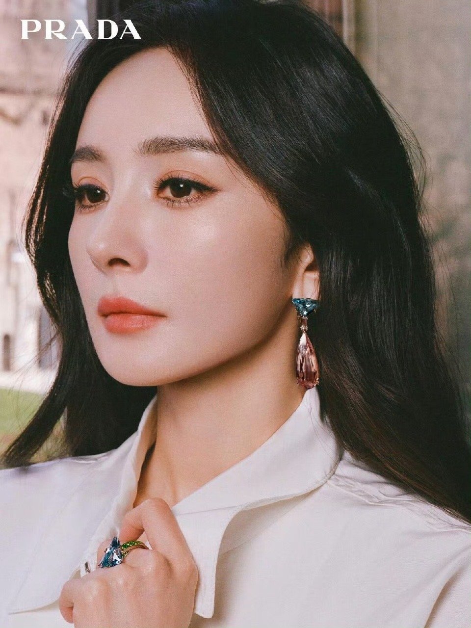 杨幂去年角色四连爆，Prada喜欢她不光是因为她是一直以来的商务女王，还有去年的