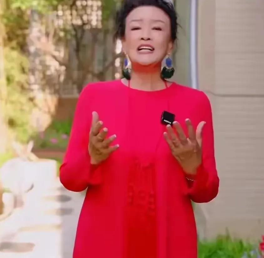 张兰最近发视频宣布汪小菲要结婚了，新娘是马莜梅。视频里张兰穿红衣服，很高兴地说汪