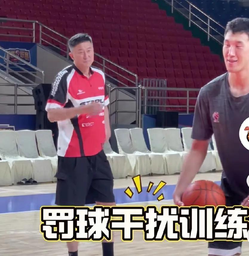 广东内部抗干扰罚球训练，杜锋给球员制造各种“麻烦”从新疆回归的广东队，今天在