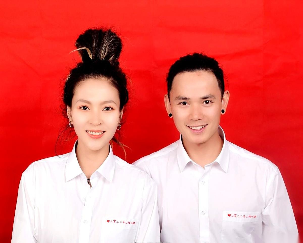 张恒远去世三周年了。他老婆毕夏，没去寺庙点长明灯，也没只在墓前烧纸。她做了一件