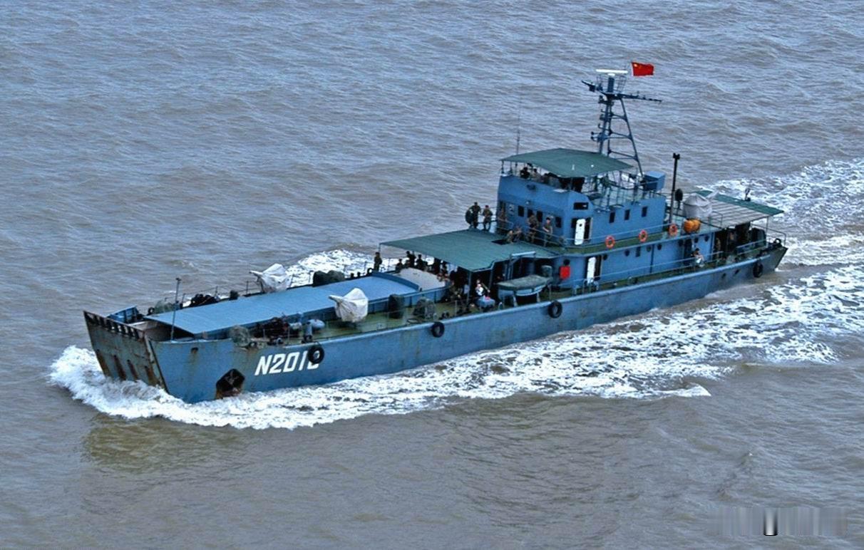 该型艇满载排水量800吨，艇长56.5米、宽10.4米，吃水仅2.28米，采用V