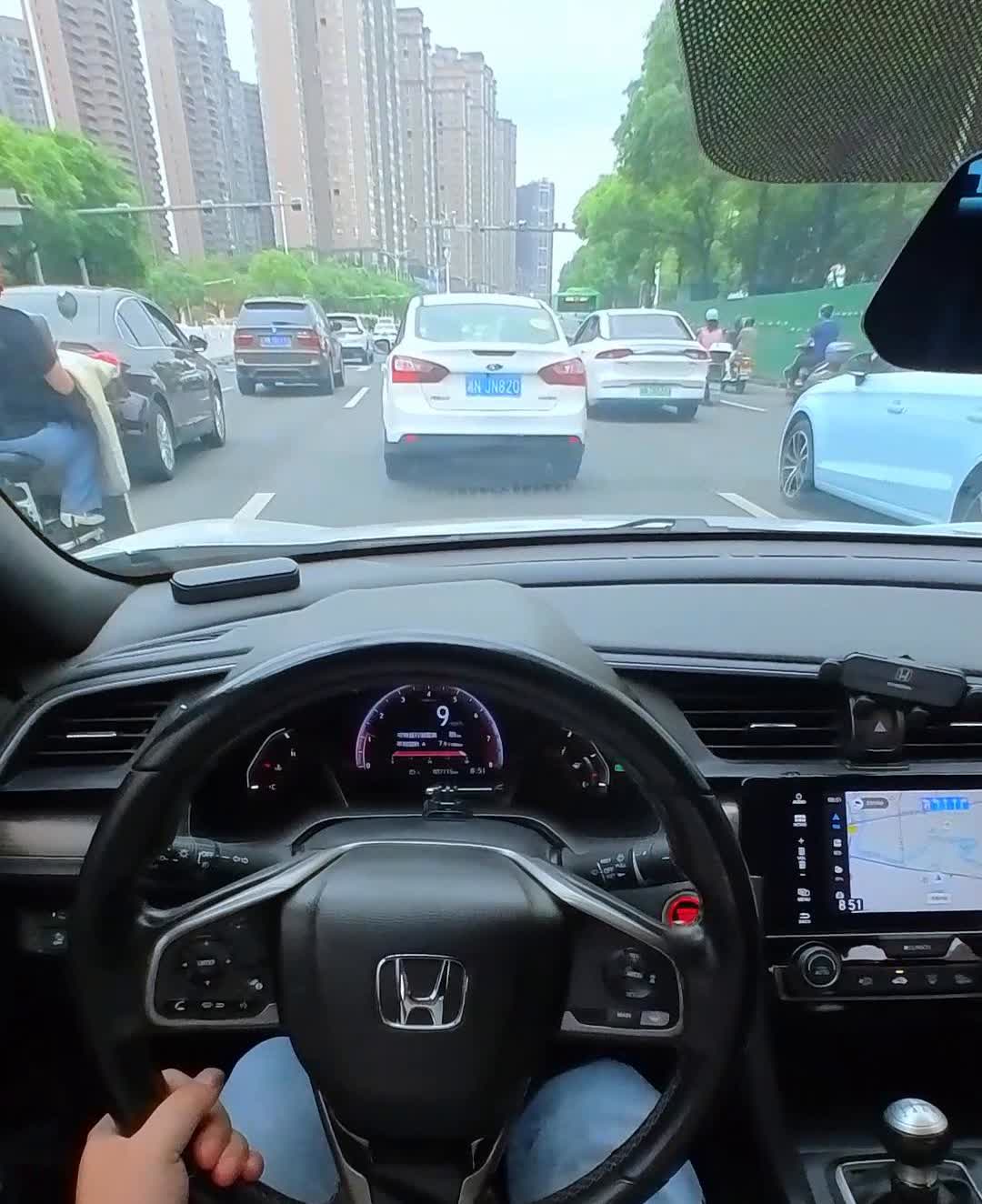 手动挡进阶技巧：发动机制动。要想把手动挡开好，一定要学会合理利用发动机牵引力