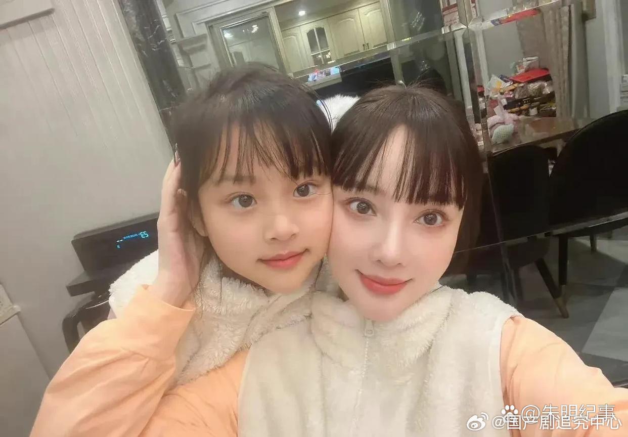 李小璐和女儿贾云馨的自拍照，这母女俩真的好像！