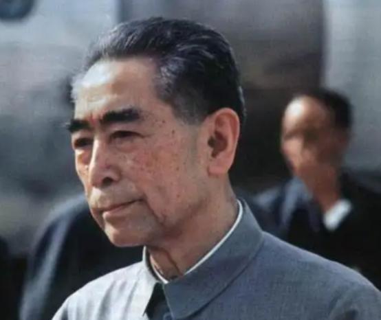 1968年12月6日，国家总理周恩来同志正在接待外宾，却突然终止会谈，走到门外失