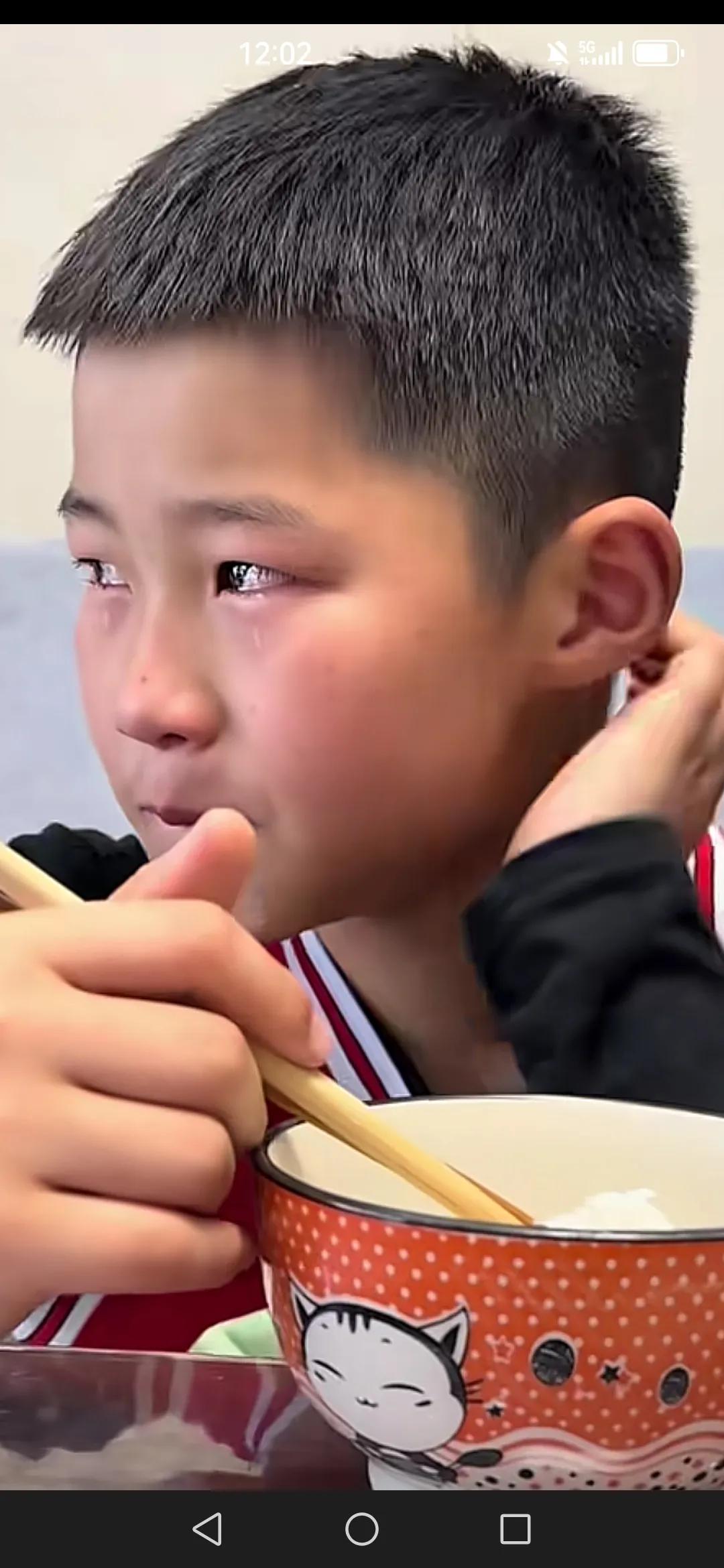 这孩子真是懂事的孩子。单亲妈妈让儿子坐车回来，给他10元钱。儿子步行一个小时才