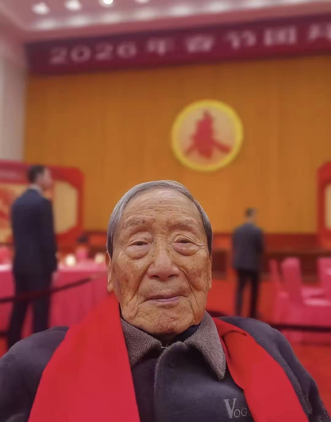 他是我国著名的诗人、剧作家，中国共产党党员，曾任中共中央宣传部副部长，兼任文化部