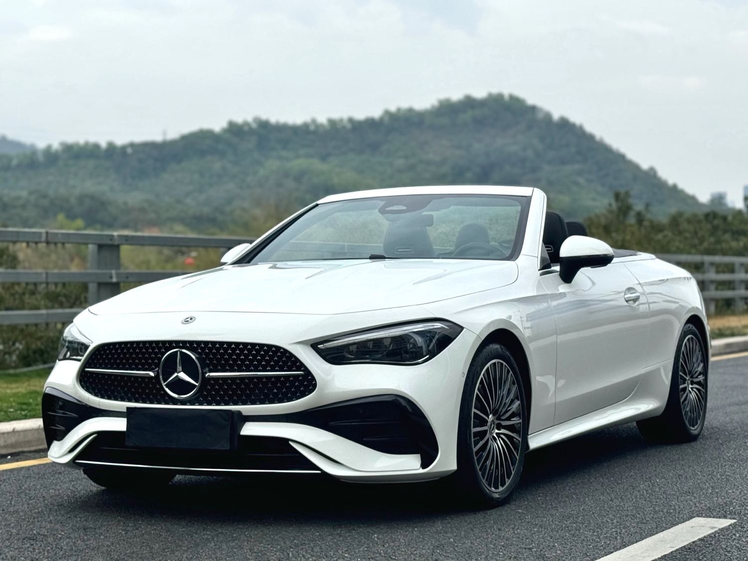 奔驰cle260敞篷白外黑内经典搭配我与汽车的日常奔驰cle敞篷