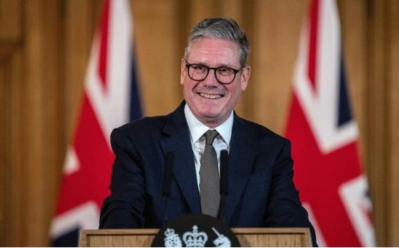 英国首相斯塔默表示，已经与特朗普电话沟通过，一致认为中国不能够继续购买俄罗斯石油