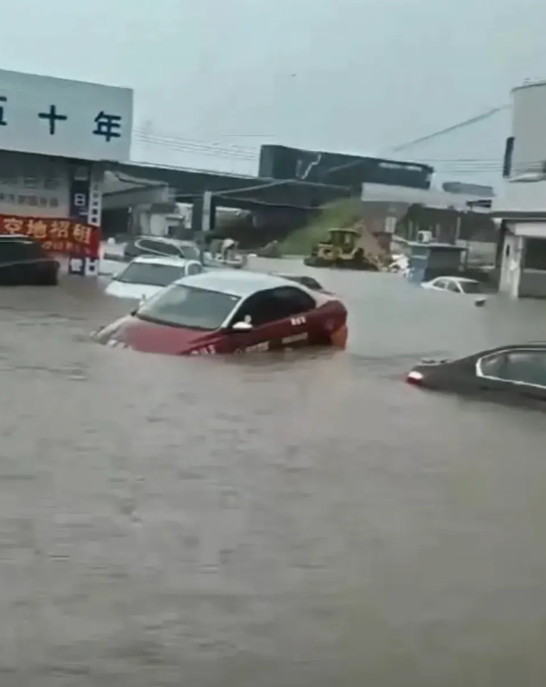 东莞连下4天大雨了，一些镇街强雷水持续。暴雨一直下，危险在增加。东莞很多道路