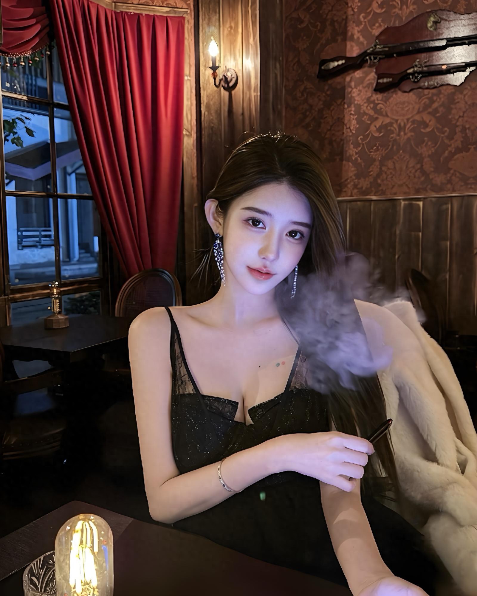 氛围感绝了！黑色吊带裙配皮草，复古酒吧里的神秘女郎