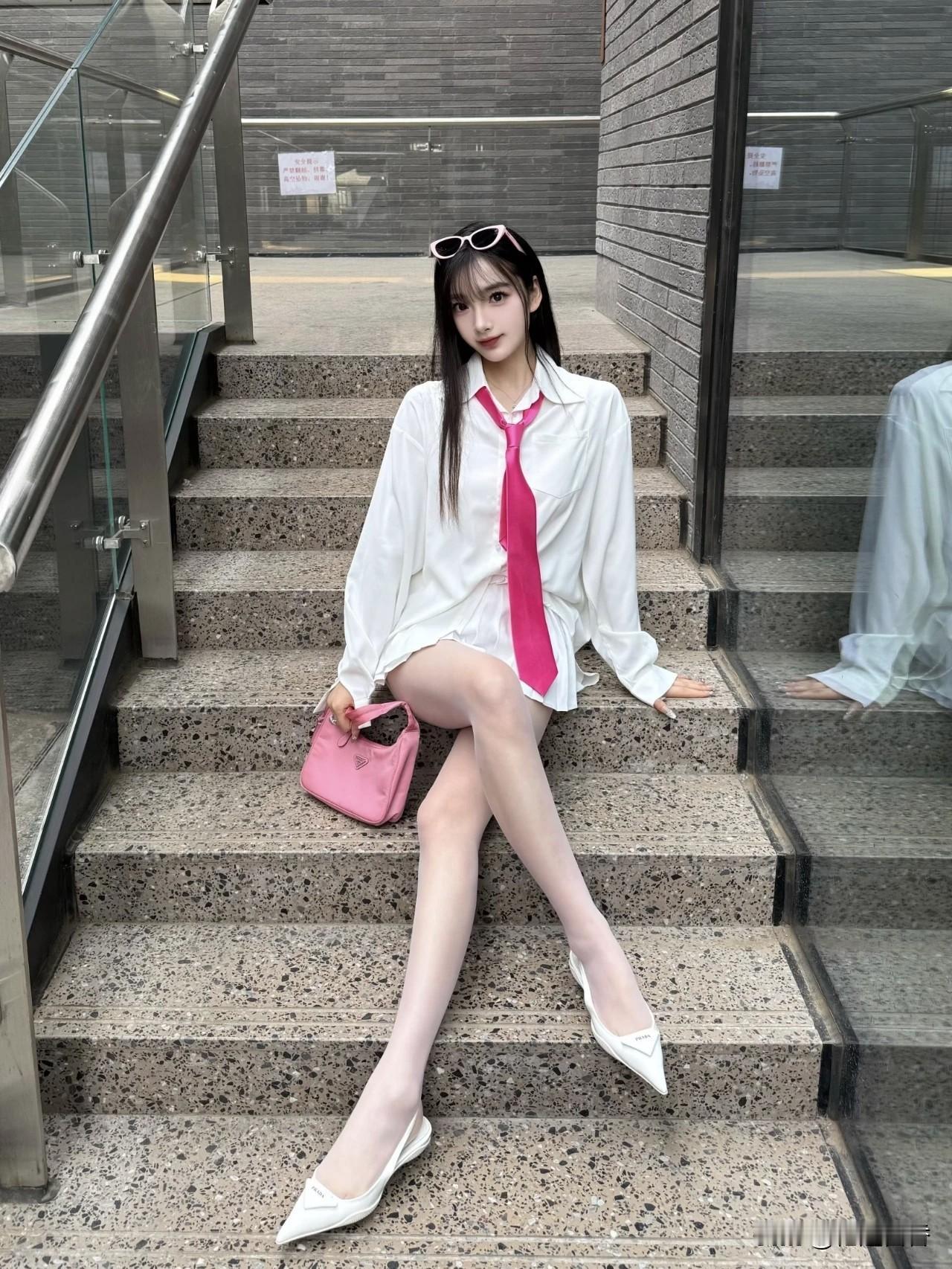 白衬衣搭配白短裙又亮眼又彰显女王气质！