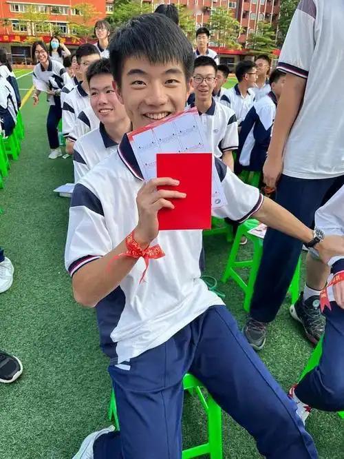 现在高校大幅扩招，整体录取率超八成，上大学不再难事，但名校竞争愈发激烈。新高考推