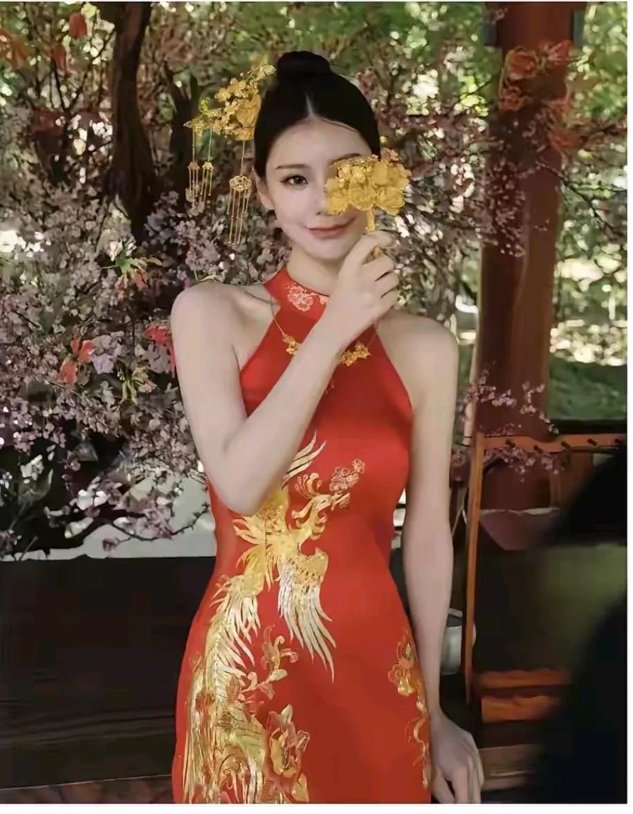 汪小菲一个有着8000名员工的企业家，他老婆马小梅拿的手捧花才180多克，连脸都