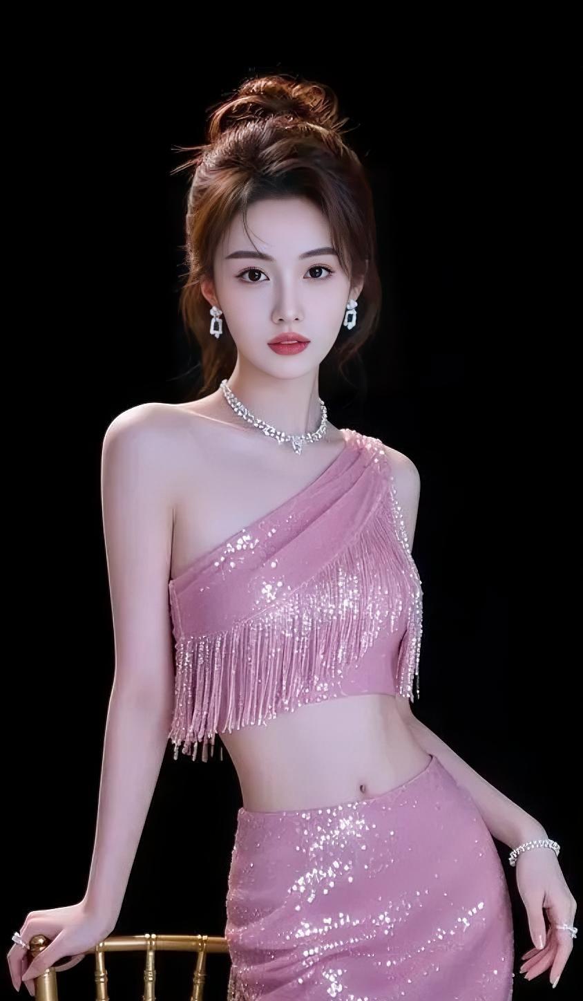 粉黛流光纯黑底色里，粉裙轻扬，流苏垂落，如星河碎在肩上。单肩斜倚，半
