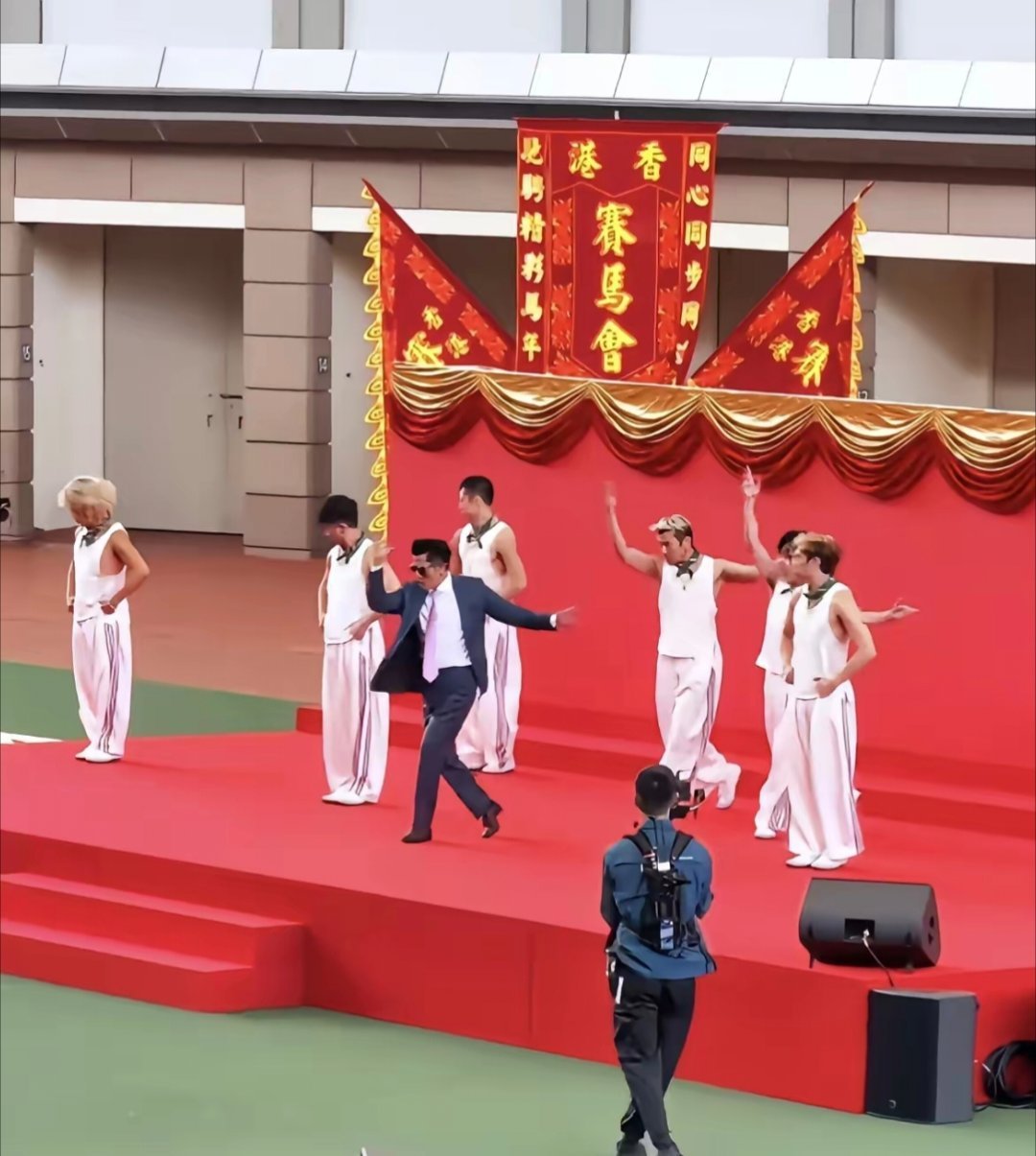 郭富城六十多岁了，舞台还不如村里的婚庆场面呢，这种舞台他都愿意去，这到底是为什么