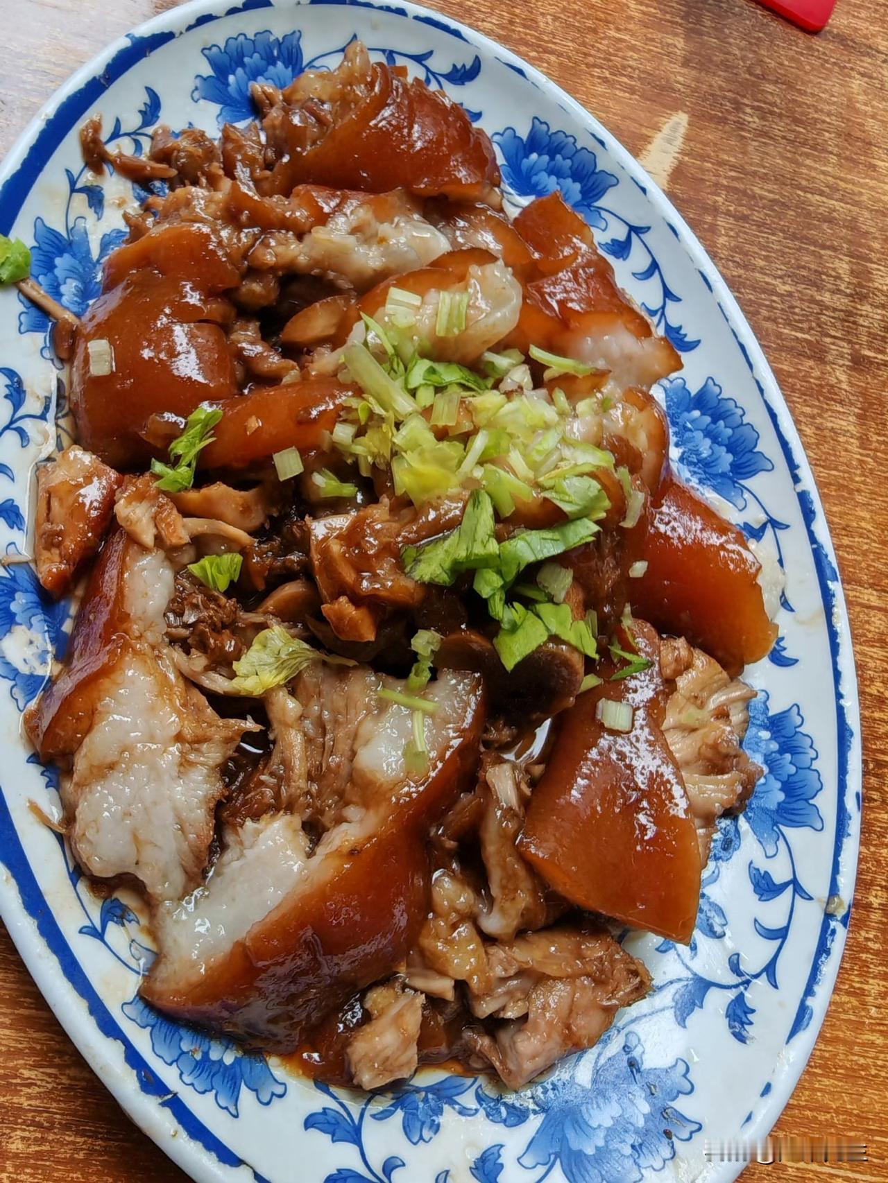 老人家偏爱猪头肉，一大早便炖好了猪头，当作下酒菜。盛情难却，那就小酌几杯，感受