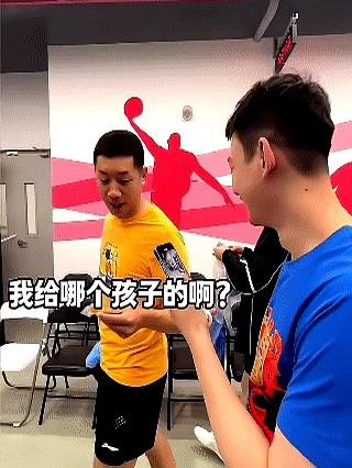 笑死了，许昕的反应太真实了！赛后周雨说击个掌，然后给了他一颗糖，结果大蟒瞬间