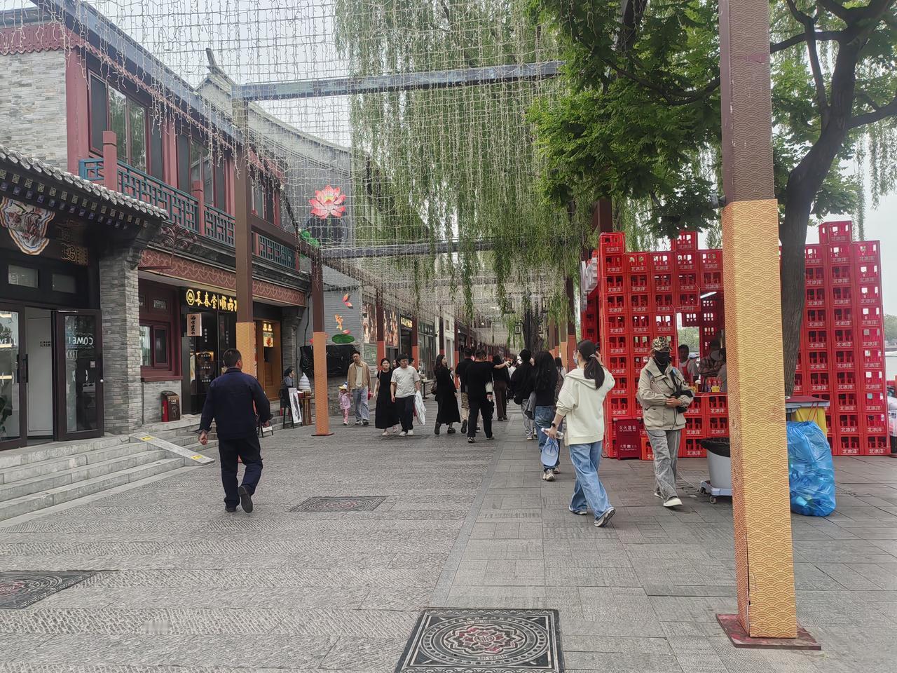 北京市华灯初上了。因为多吃了两包子。本来吃了这一盘小吃够多了，当然