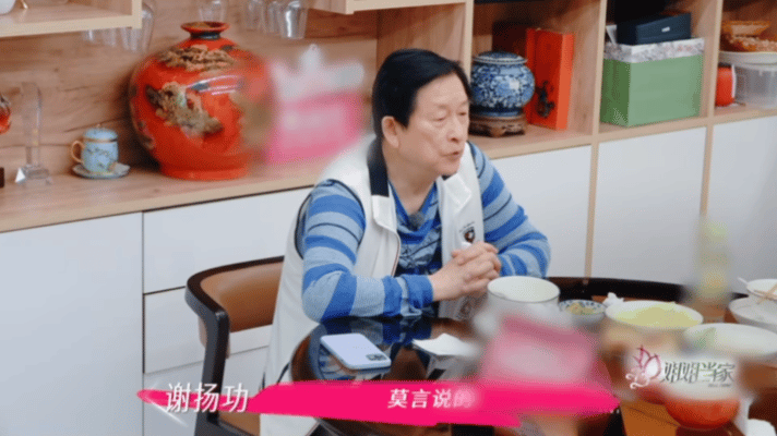 谢娜一家反骨的爸操心的孩无奈的妈谢娜操心爸爸身体，结果被老爸一句“能改变自己的