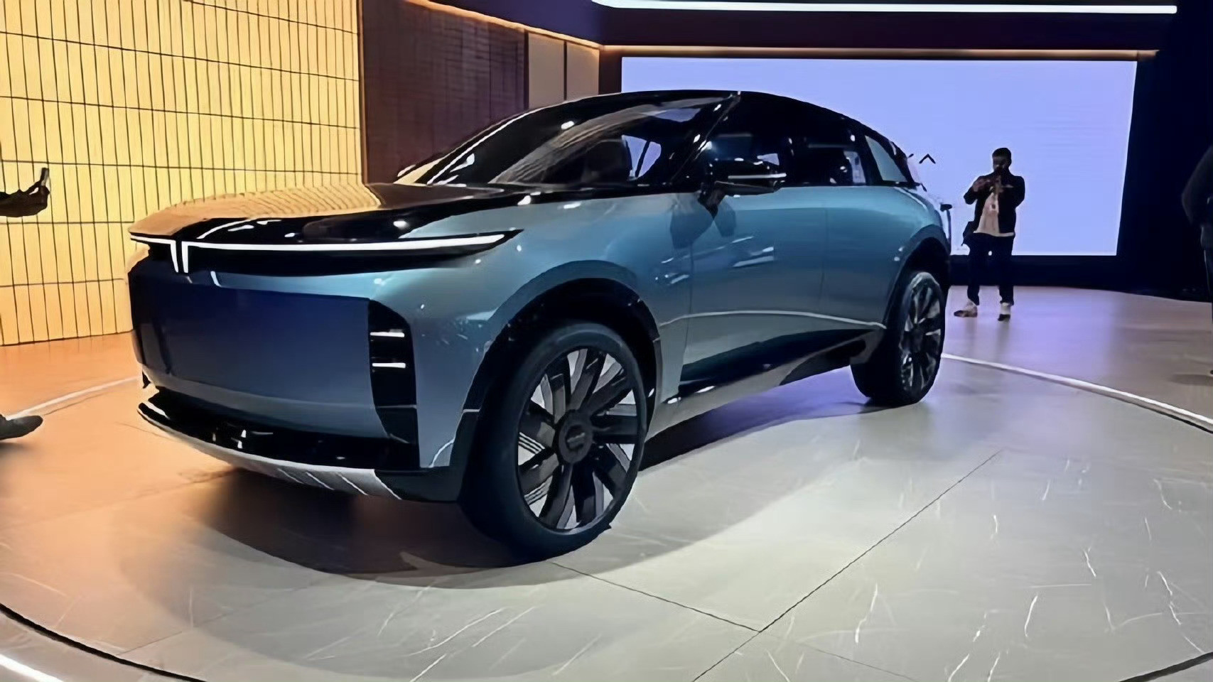 这又是全新的纯电豪华SUV，大家猜猜哪个国家的？