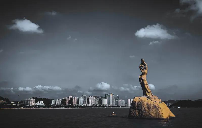 珠海这老板太机智了！每年刮台风都租十几辆大卡车把店围起来，每台大概400元。其实