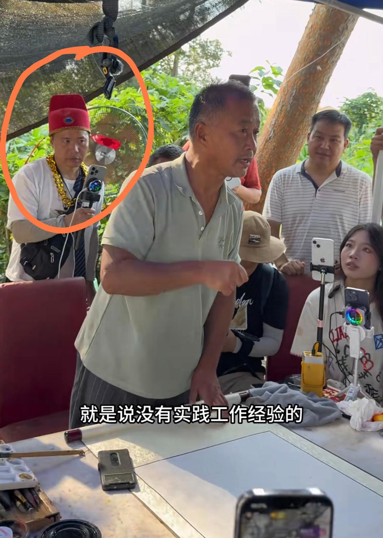 流浪大师沈巍面对跟在他身后拍视频的这些人说话毫不客气，他说：你们现在这些人，我说
