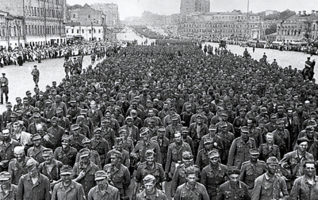 1944年，57000名德国战俘在莫斯科街头进行游街。为避免意外发生，苏军决定对