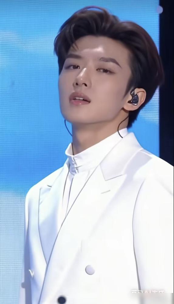 3月18日两条AI相关的事，直接炸了热搜。一边是行业风口。爱奇艺说今夏有AI