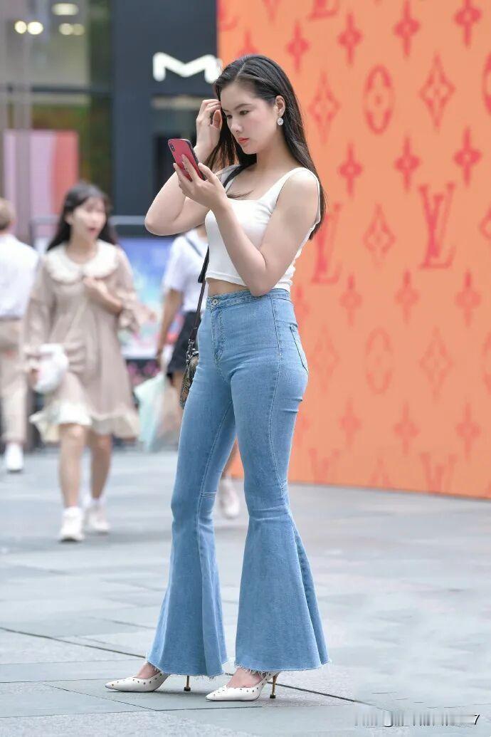 都市时尚女孩，牛仔阔腿裤搭配白色上衣，优雅动人。每天美丽照片分享