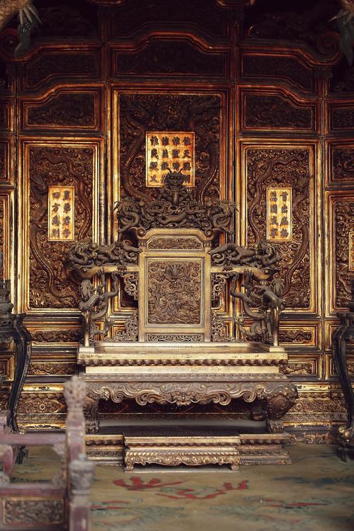 皇帝早没了，每天几万游客逛故宫，可太和殿那张龙椅，至今没人敢去坐。你说奇怪不？当