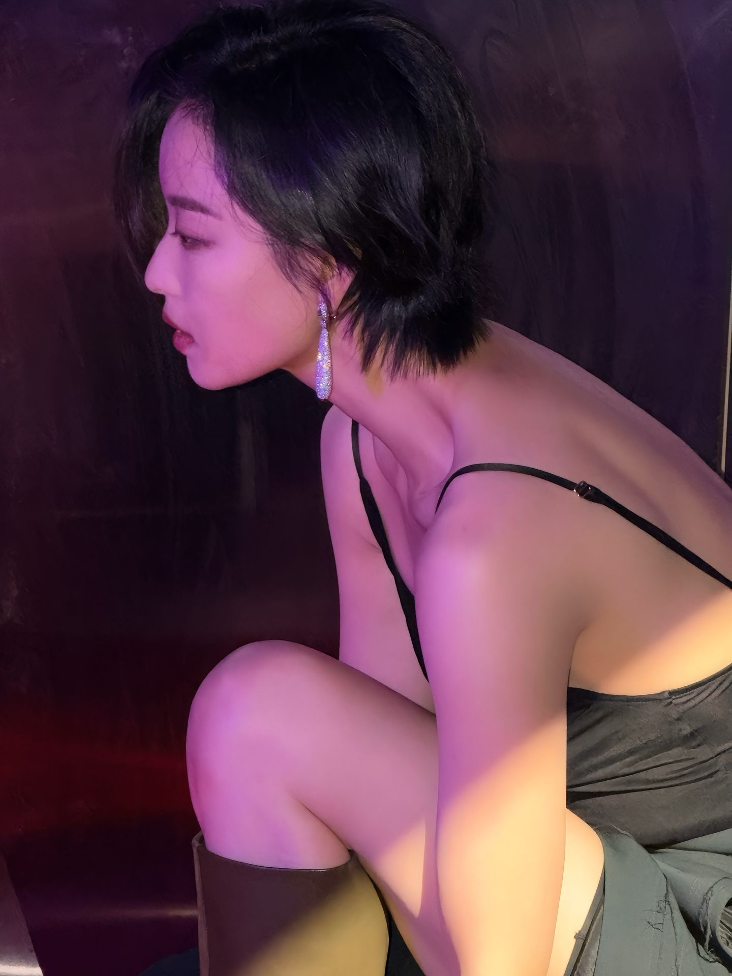 谁懂短发倪妮的魅力啊！金属背景衬得她皮肤莹润，细吊带勾勒出精致的锁骨，耳间的钻饰