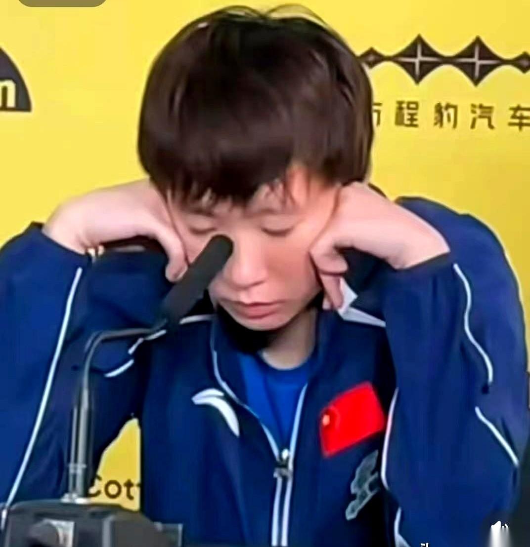 王曼昱打完最后一场女单决赛坐在新闻发布会上，困得几乎撑不住。从亚运会连轴转到大