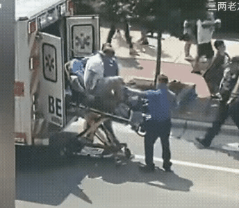 请答题:即将被救护车抬走的美国人，为什么突然爬起来跑了？A:没什么病，不想麻烦救