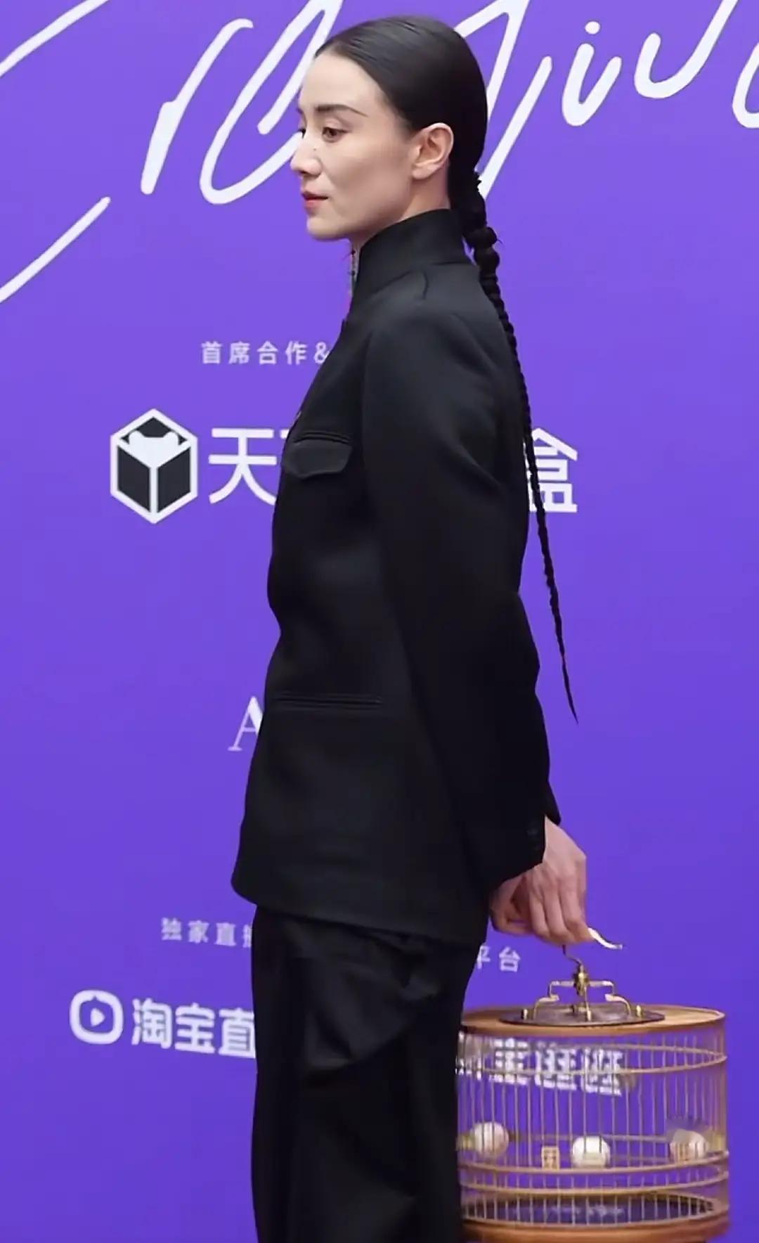 别天真了，这就是一场针对中国的认知战一根一年多前的辫子，突然在2026年成了