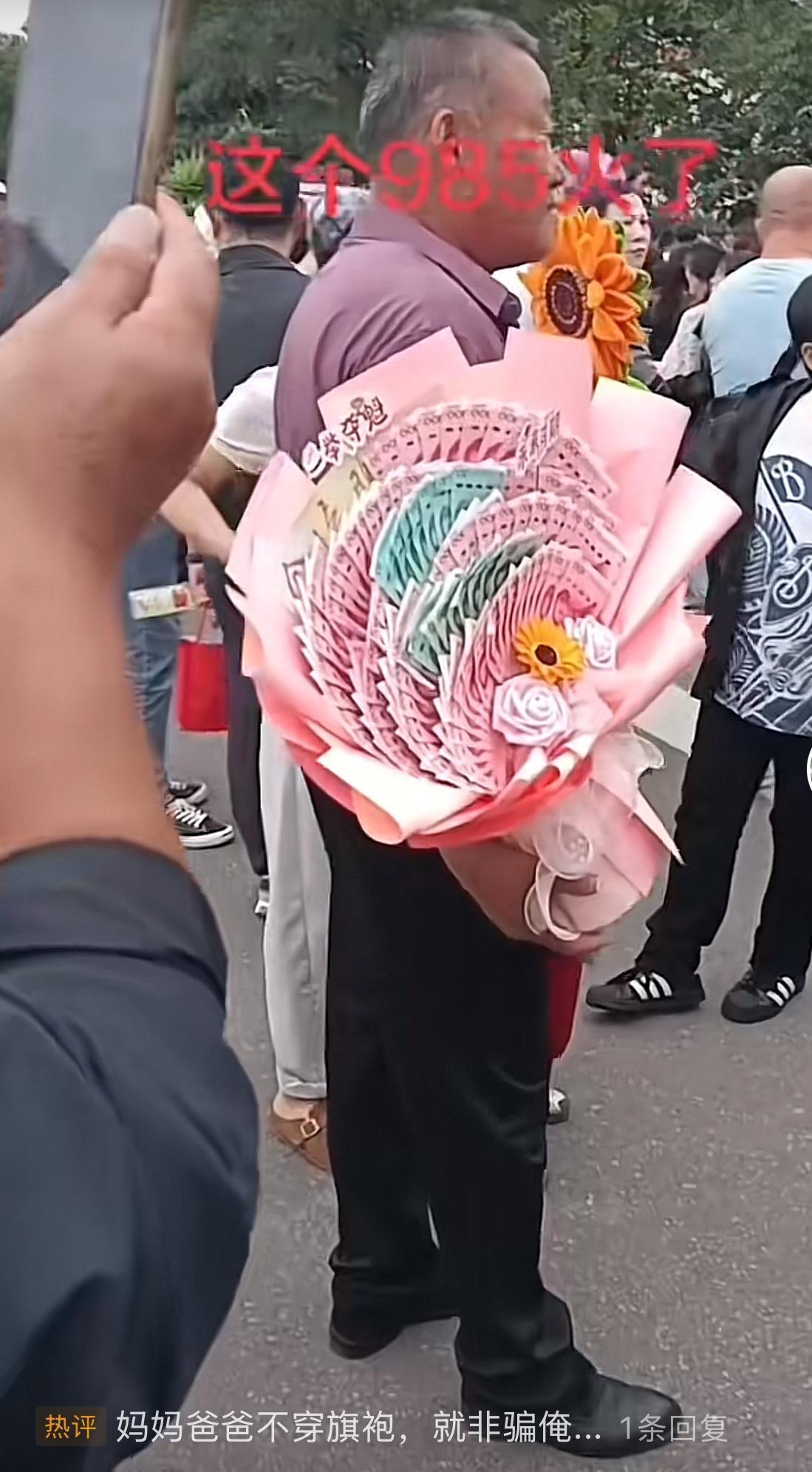 能不能考上985大学不知道，但是这985肯定能收下[捂脸哭]高考期间，一位父亲