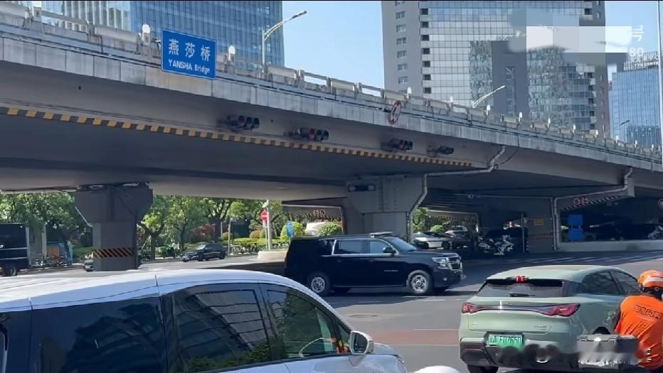 美国特勤局的车辆，这几天密集出现在北京街头演练，其悬挂的居然还是咱们的蓝牌呢。[